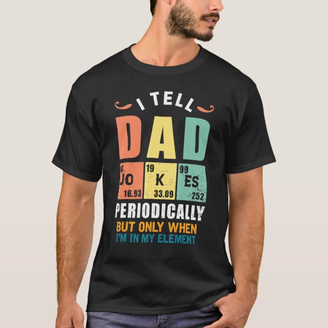 Camiseta Le Digo A Papá Chistes Periódicamente Pero Sólo Cu (Anverso)
