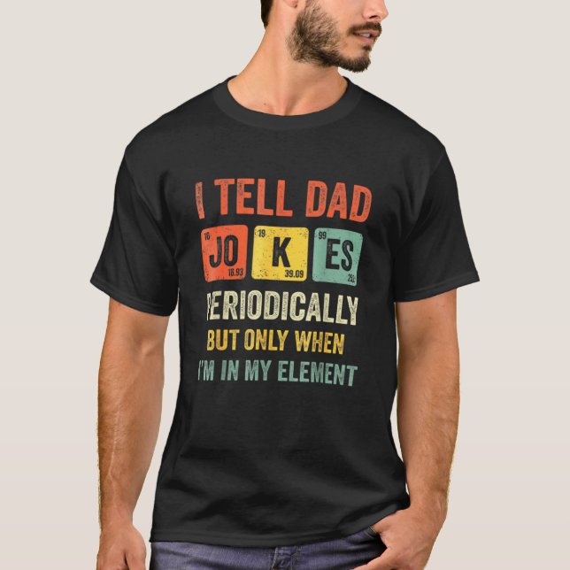 Camiseta Le Digo A Papá Chistes Periódicamente Pero Sólo Cu (Anverso)