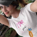 Camiseta Le Dije Sí A La Novia De Tipografía Para Ser perso<br><div class="desc">Una manera brillante de hacer saber a todos tus noticias emocionantes,  este diseño divertido tiene tipografía que dije que sí con un motivo de anillo de personalizado Cute.</div>
