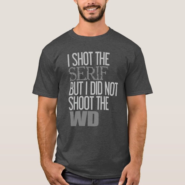Camiseta Le Disparé Al Serif | Humor tipográfico (Anverso)