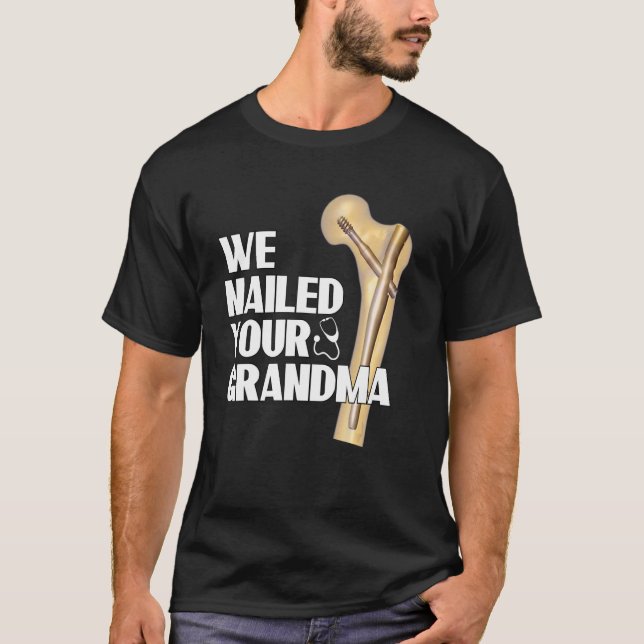 Camiseta Le hicimos una cirugía de cadera Ortho a su abuela (Anverso)