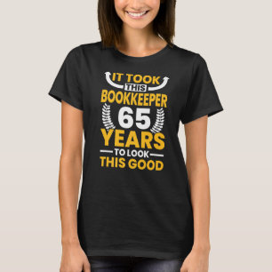 Camiseta Le tomó a este librero 65 años lucir tan bien