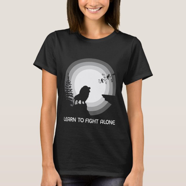 Camiseta Learn to Fight Alone – Lion Under Moonlight (Anverso)