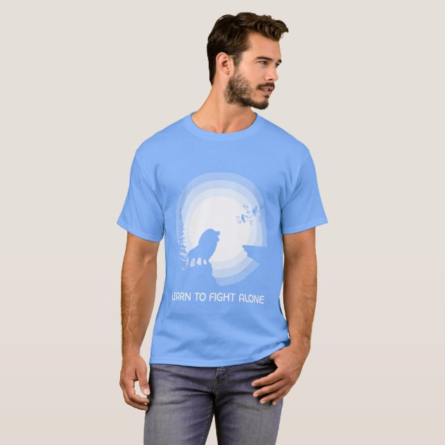 Camiseta Learn to Fight Alone – Lion Under Moonlight (Anverso completo)