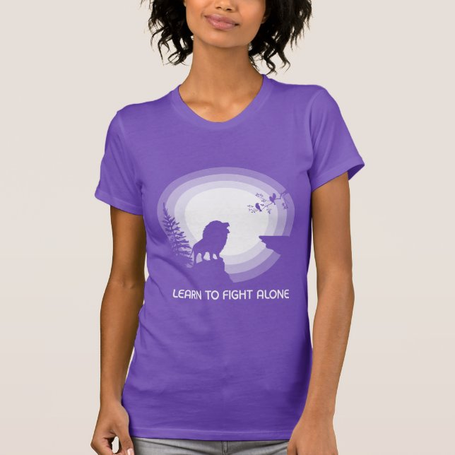 Camiseta Learn to Fight Alone – Lion Under Moonlight (Anverso)