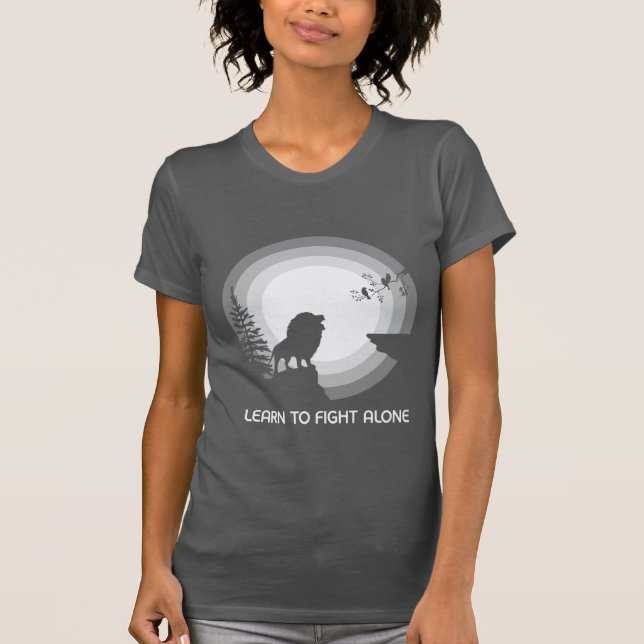 Camiseta Learn to Fight Alone – Lion Under Moonlight (Anverso)