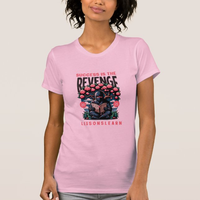 CAMISETA LECCIONES DE VENGANZA DE ÉXITO PARA MUJER (Anverso)