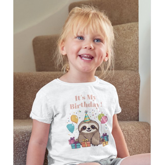Camiseta Leche Adorable Feliz Cumpleaños Rosa Personalizado (It's My Birthday! A sweet sloth birthday shirt.)