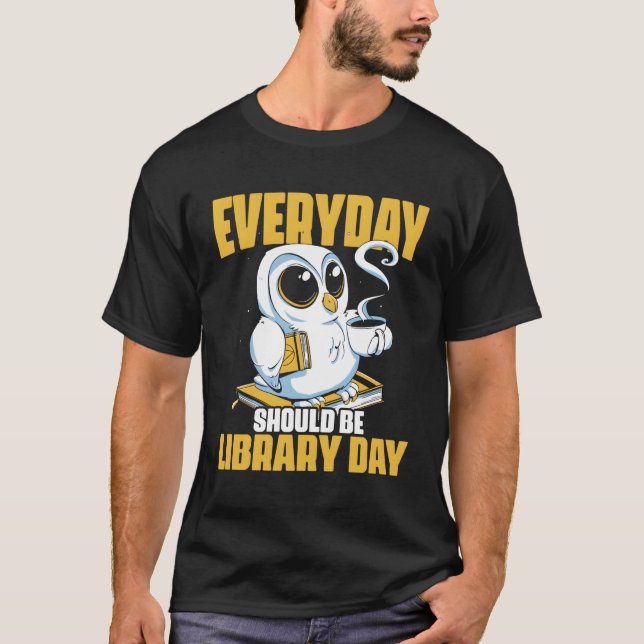 Camiseta Lechuza leyendo libros bibliotecarios (Anverso)