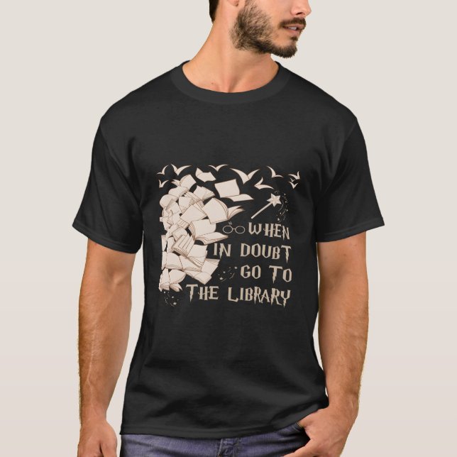 Camiseta Lectores Bibliotecarios Cuando En Duda Van A La Bi (Anverso)