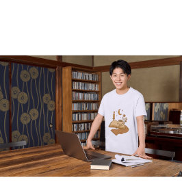 Camiseta Lectura Acogedora bajo la Luz de la Luna | Estétic