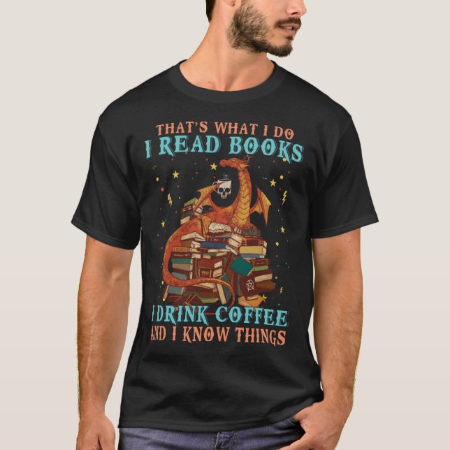 Camiseta Leo Libros Y Sé Cosas Dragoneras Y Café (Anverso)