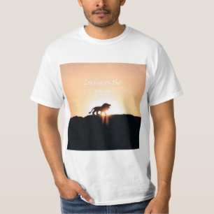 Camiseta León al atardecer Viviendo en el EDGE