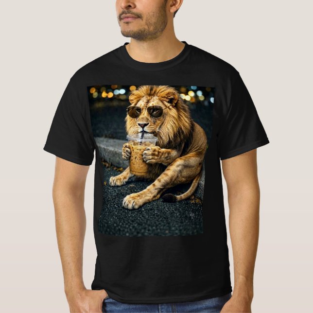 Camiseta León con gafas de sol bebiendo café helado (Anverso)