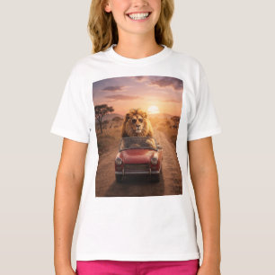Camiseta León conduciendo un coche rojo en la sabana africa