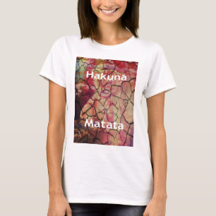 Camiseta León elegante terrenal: Diseño texturado de Hakuna