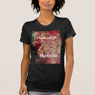 Camiseta León elegante terrenal: Diseño texturado de Hakuna