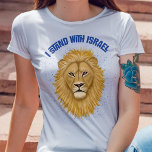 Camiseta León moderno y elegante de Judá estoy con Israel<br><div class="desc">¡Esta bonita y elegante camisa muestra su apoyo a Israel! Un León de Judá pintado digitalmente es el punto central, junto con la tipografía moderna que dice "Estoy con Israel" en azul. Un fondo azul texturado le da un aspecto granulado. *Obra de arte original creada por Tracey Khalei / Orabella...</div>