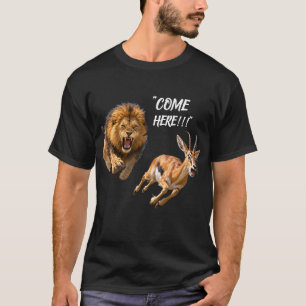 Camiseta León rugiente persigue a antílop aterrorizado