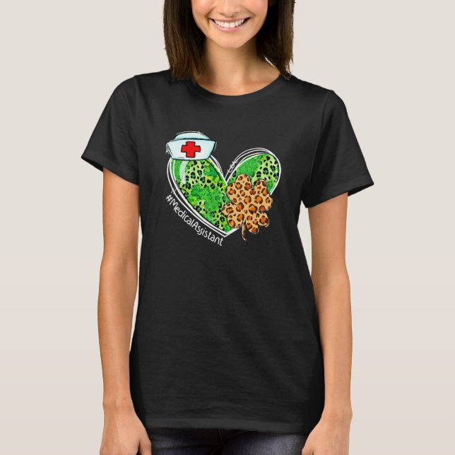 Camiseta Leopard Heart Shamrock Medical Assistant St Patric (Anverso)
