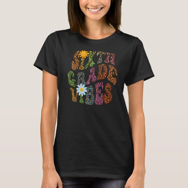 Camiseta Leopard Print 6TH GRADE VIBES Maestra Paz Amor (Anverso)