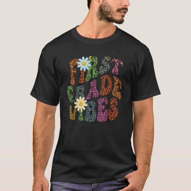 Camiseta Leopard Print FIRST GRADE VIBES Teacher Peace Love (Anverso)