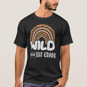Camiseta Leopard Raibow Wild About Team First Grade Teacher