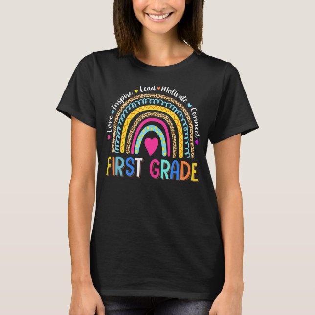 Camiseta Leopard Rainbow First Grae Teacher de vuelta a la  (Anverso)
