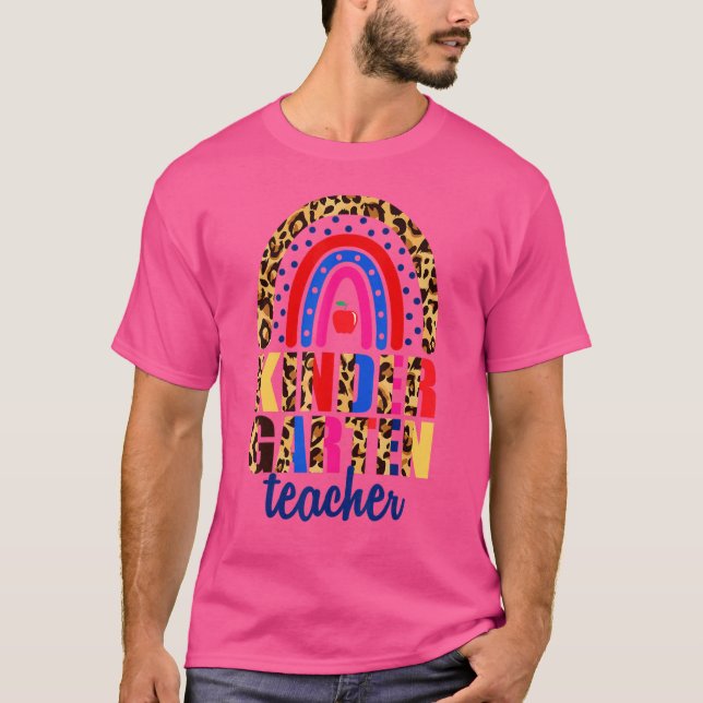 Camiseta Leopard Rainbow Kindergarten profesor primer día d (Anverso)