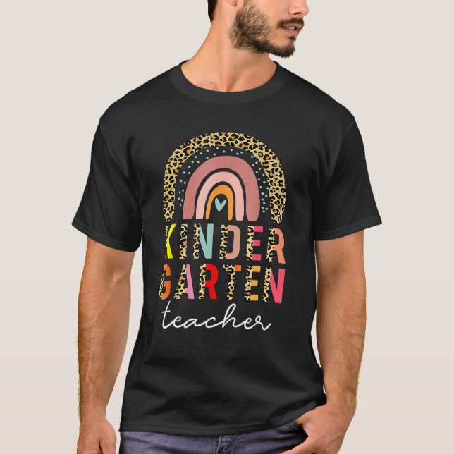 Camiseta Leopard Rainbow Kindergarten Teacher First Day Of  (Anverso)