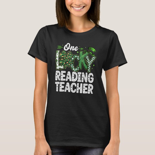 Camiseta Leopard Shamrock One Lucky Reading Teacher St. Pat (Anverso)