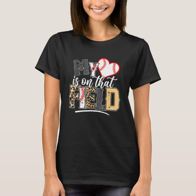 Camiseta Leopard Softball Mom My Heart Is On That Field Bas (Anverso)