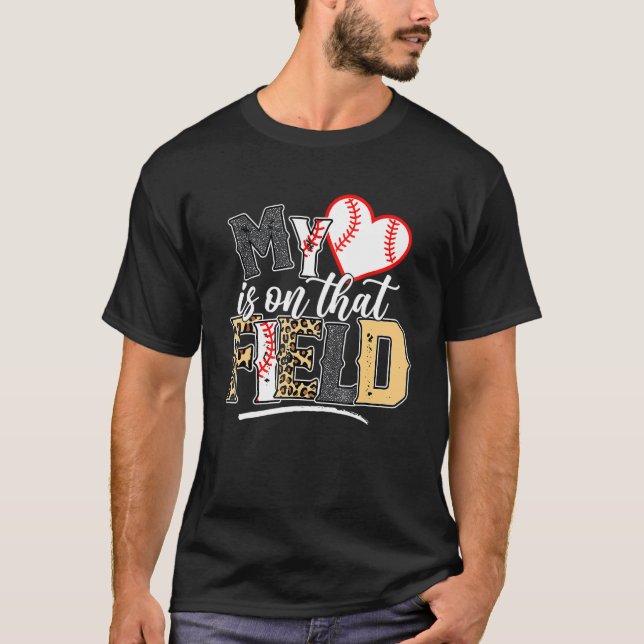 Camiseta Leopard Softball Mom My Heart Is On That Field Bas (Anverso)