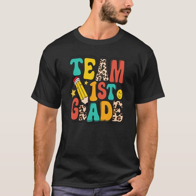 Camiseta Leopard Team 1er grado Lápiz de primer grado (Anverso)