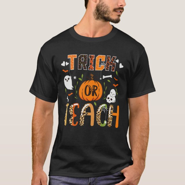Camiseta Leopard Trick Or Teach Cute Halloween Teacher Boo (Anverso)