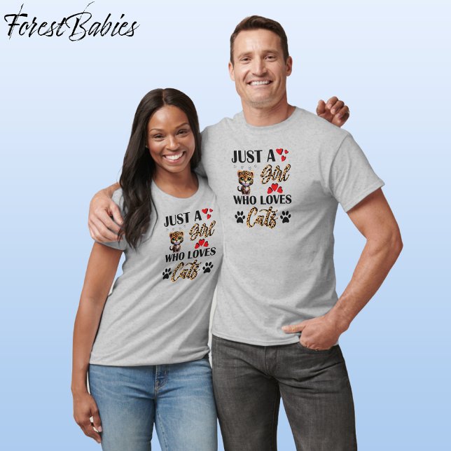 Camiseta Leopardo, Chica lindo ama a los gatos con letra de (Cute Leopard Kitten, Wild Kitty, Feline Animal Print Font, Just A Girl Who Loves Cats T-shirt 🐆)