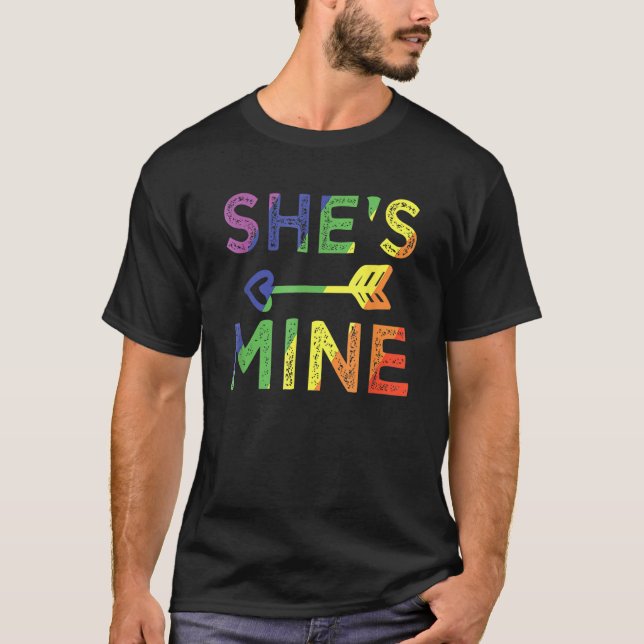 Camiseta Lesbian Couple She s Mine I m Hers Matching LGBT P (Anverso)
