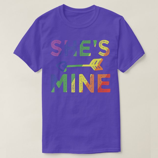 Camiseta Lesbian Couple She's Mine I'm Hers Matching LGBT P (Diseño del anverso)