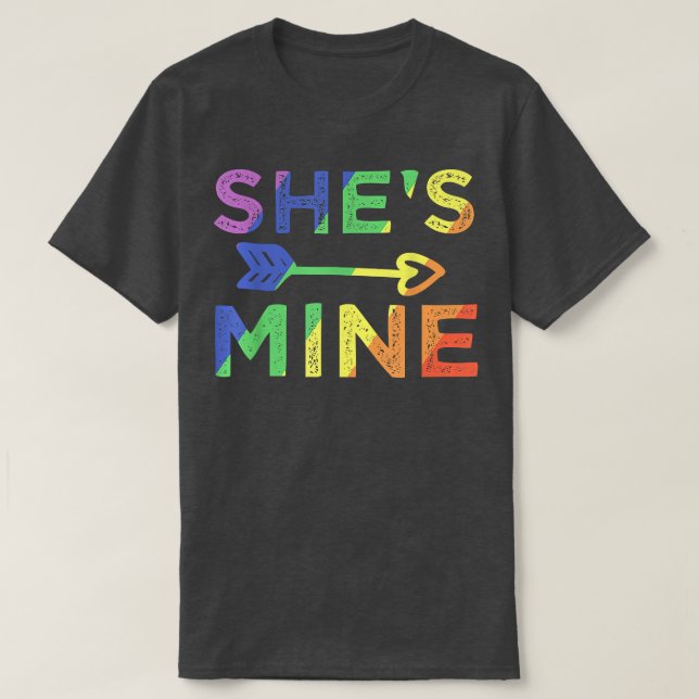 Camiseta Lesbian Couple She's Mine Matching LGBT Pride  (Diseño del anverso)