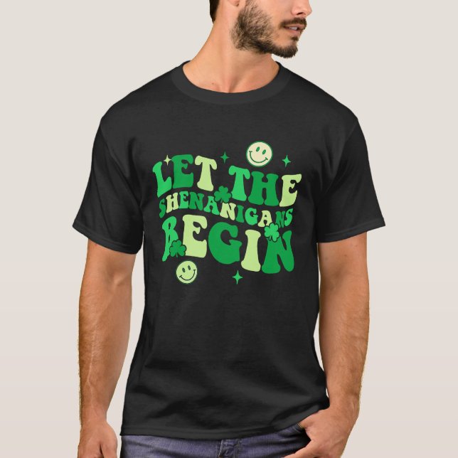 Camiseta Let The Shenanigans Begin Shamrock St Patrick's Da (Anverso)