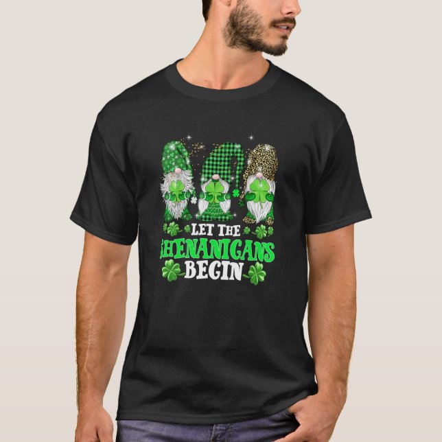 Camiseta Let The Shenanigans Begin Three Gnomes St Patricks (Anverso)