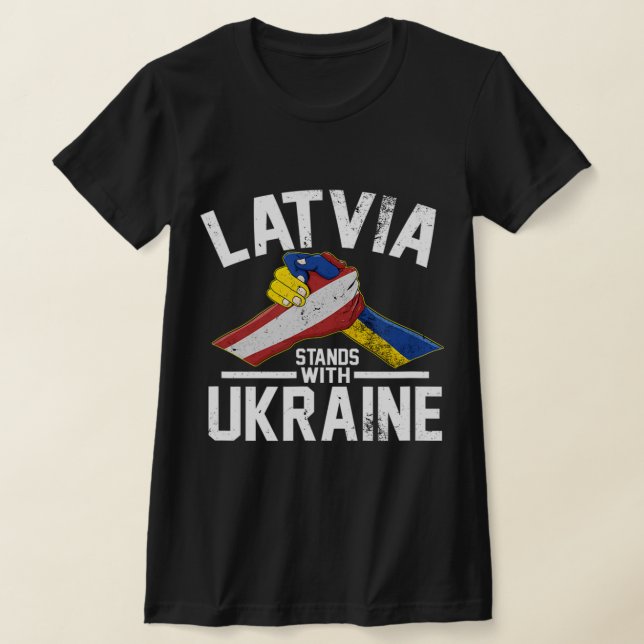 Camiseta Letonia está de pie con la bandera ucraniana leton (Distribución)