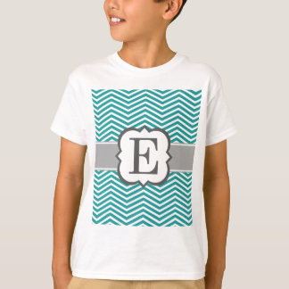 Camiseta Letra blanca verde azulada E Chevron del monograma