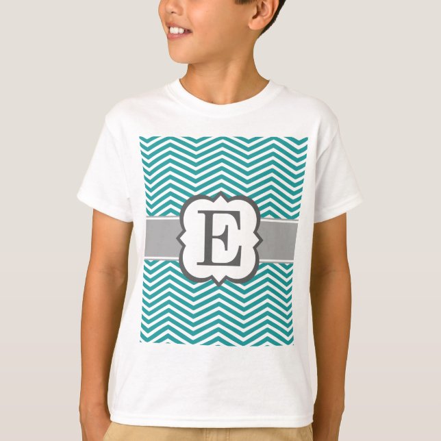 Camiseta Letra blanca verde azulada E Chevron del monograma (Anverso)