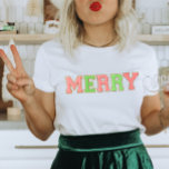 Camiseta Letra de parche Feliz Navidad<br><div class="desc">Este moderno diseño de camisetas para Navidades con parche de Merry es perfecto tanto para niños como para adultos. Esta camiseta de vacaciones hace un regalo perfecto para Navidades,  cebo de medias,  intercambio de regalos de vacaciones o sólo un regalo especial para usted de Santa.</div>