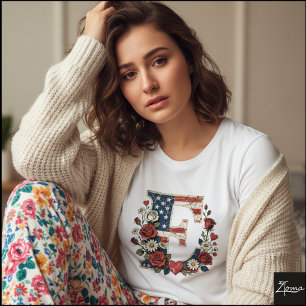 Camiseta Letra E de corona floral con bandera desgastada