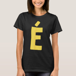 Camiseta Letra É grande y negrita en amarillo