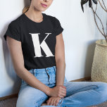 Camiseta Letra inicial | Monograma Moderno y de moda<br><div class="desc">Camiseta de mujer con monograma inicial simple y elegante personalizado en tipografía minimalista moderna en blanco. ¡Un regalo perfecto para personalizados o un accesorio de moda con un toque personal!</div>
