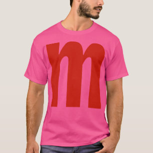 Camiseta Letra m en texto rojo tipografía mínima