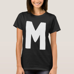 Camiseta Letra M grande y blanca en negrita